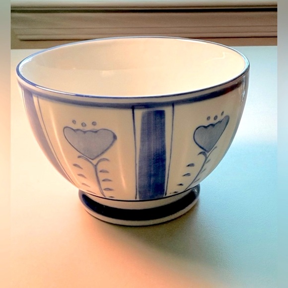 Beautiful Porcelain Painted Bowl w/Blue & White Heart Flowers - Picture 2 of 10